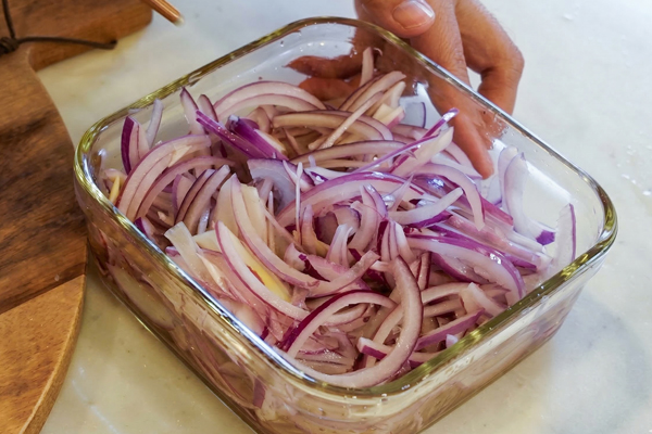 玉ねぎと調味料を混ぜ合わせる