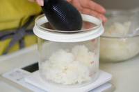 ご飯に水を入れて混ぜる