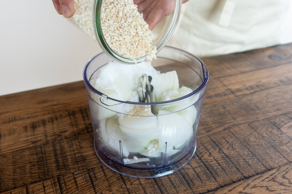 玉ねぎ麹の材料をミキサーに入れる