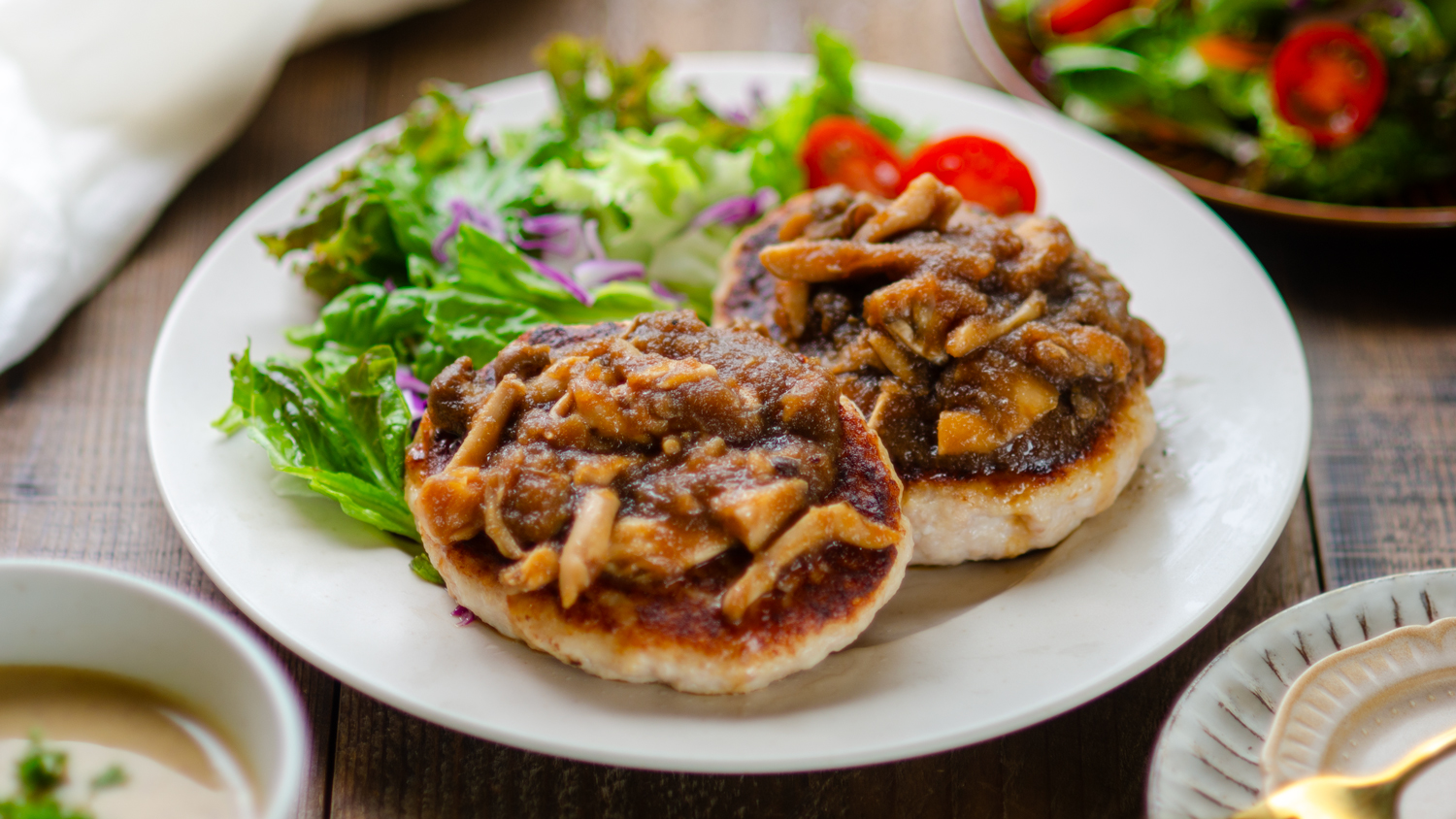 きのことおろし玉ねぎソースの豆腐ハンバーグ