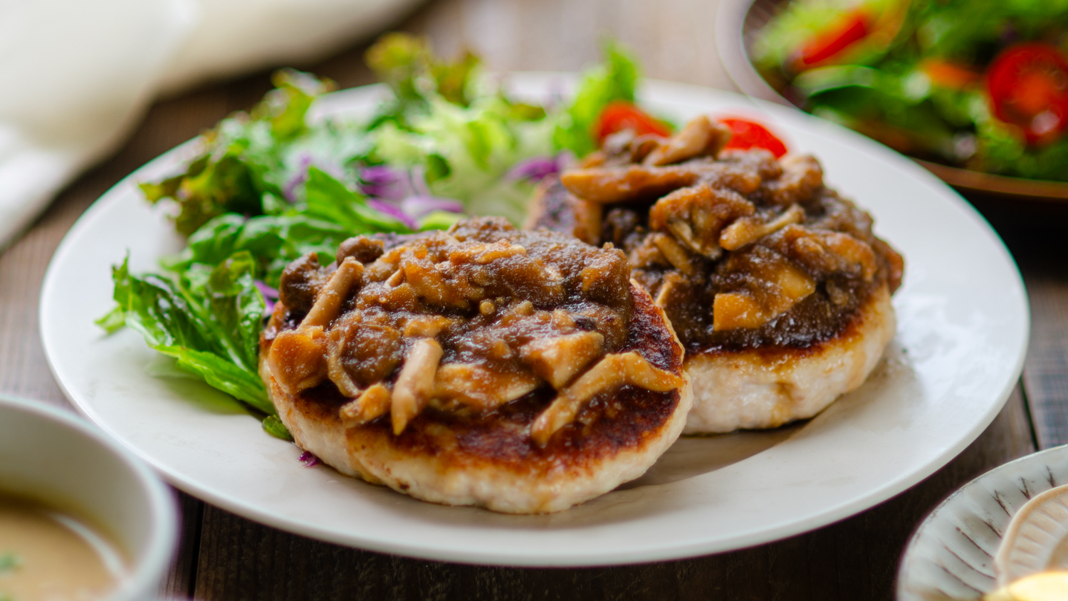 きのことおろし玉ねぎソースの豆腐ハンバーグ