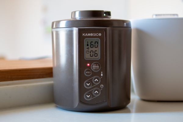 ヨーグルトメーカーの温度を60℃・6〜8時間に設定する。