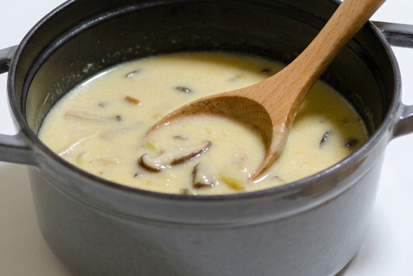 出来上がったさつまいもときのこのスープ