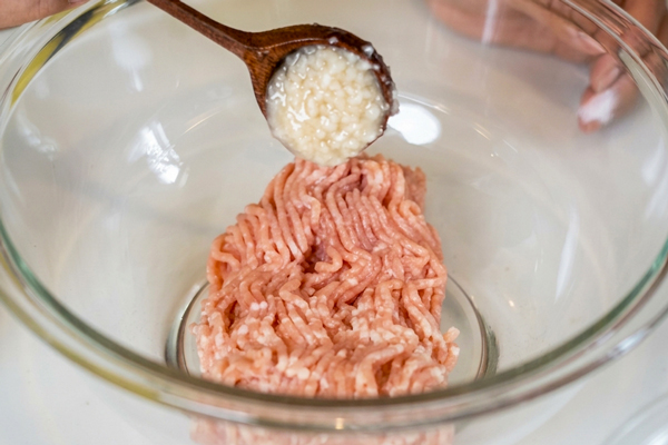 ひき肉に塩麹を入れているところ
