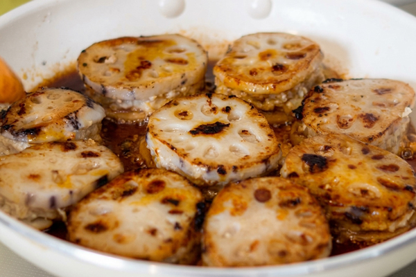 れんこんのはさみ焼きをソテーしてるところ