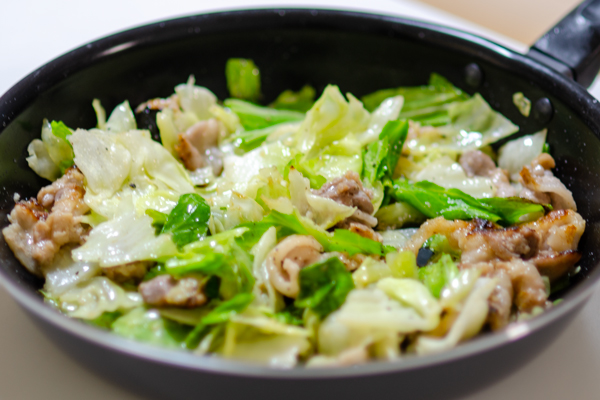 豚こま肉とキャベツの旨塩炒めがフライパンに入っているところ